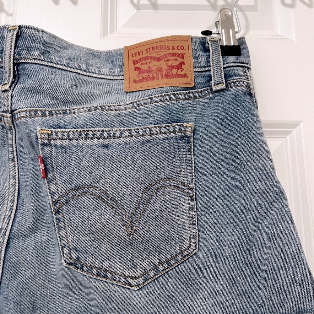 Levi's Women's Classic Blue Jean Shorts - Picture 8 of 9